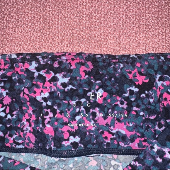Sweaty Betty Power 7/8 Leggings Women’s size 6 Pink Scattered Petal Print Yoga - Picture 7 of 7